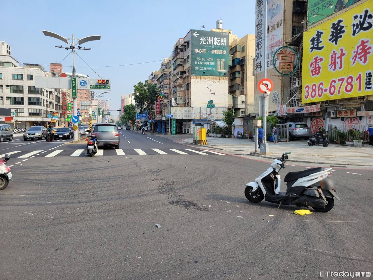 驚悚畫面曝！汽車右轉撞噴2騎士「機車成廢鐵」　1人命危送醫