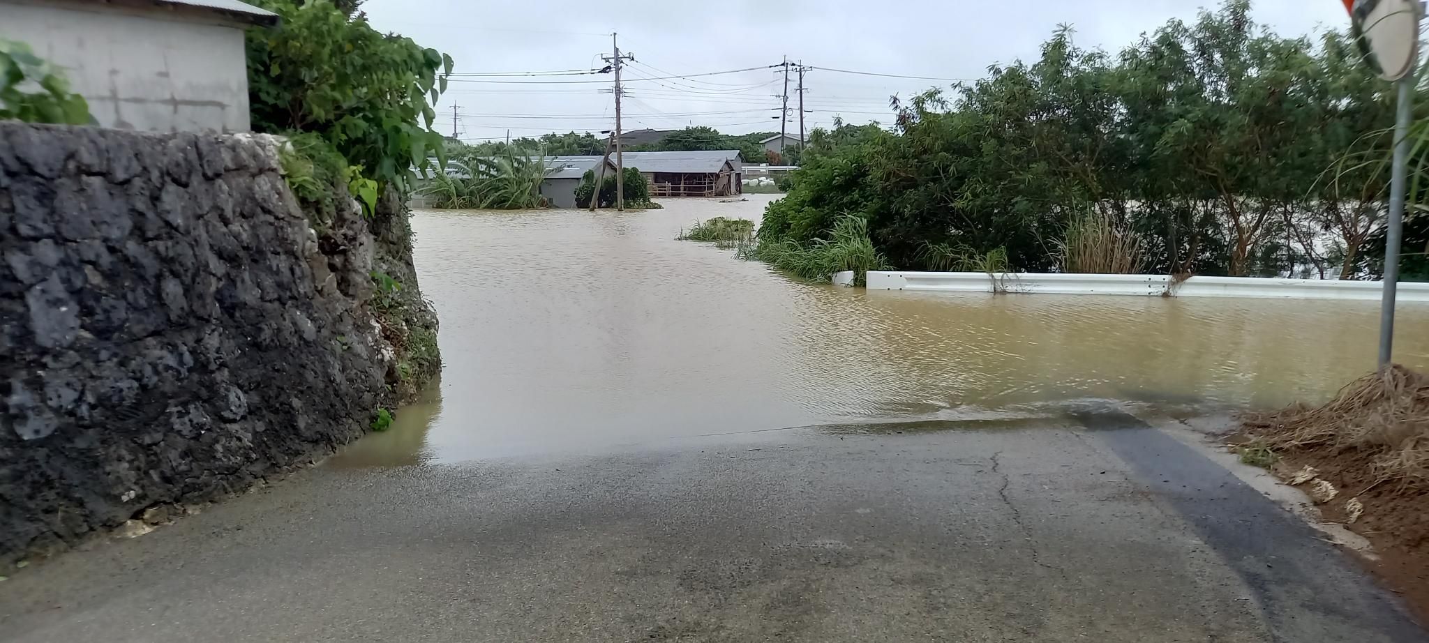 ▲▼日本鹿兒島縣奄美地方與論町茶花地區9日下午2時道路淹水。（圖／翻攝自X）