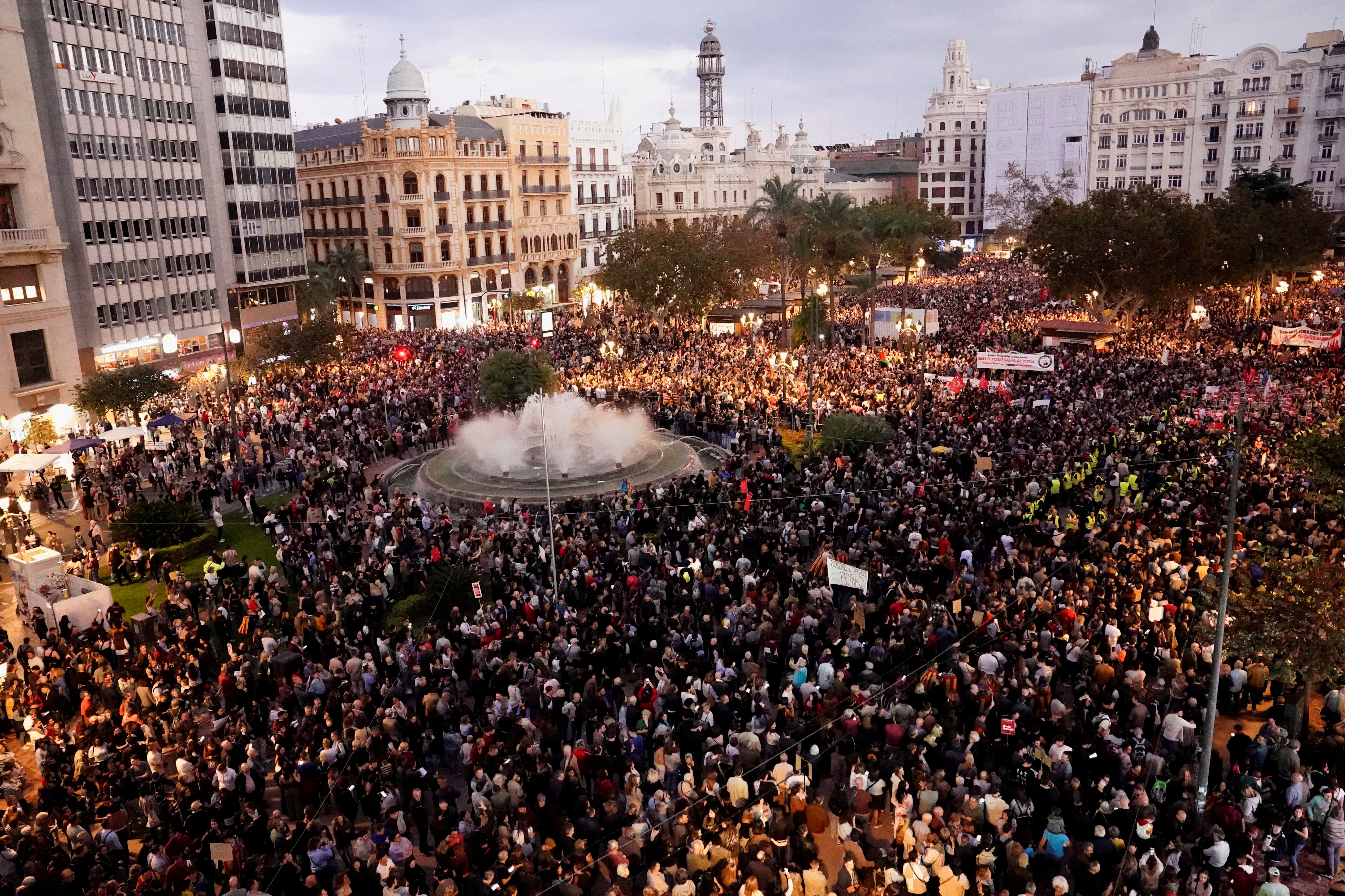 ▲▼ 西班牙瓦倫西亞自治區（Valencia）洪災奪220命，民眾上街示威。（圖／路透）