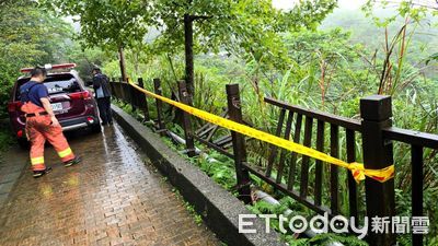 快訊／瑞芳女倚靠拍照「木欄杆秒斷裂」　慘墜10m深山坡