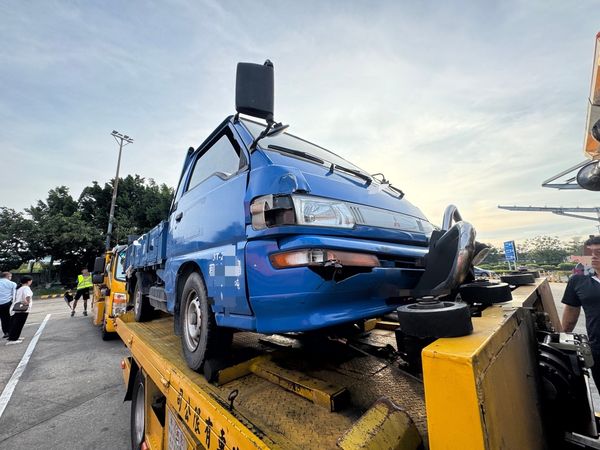 ▲▼ 國1小貨車突「左右恐怖飄移」！自撞護欄再猛撞1車　畫面曝光。（圖／翻攝Facebook／八卦村 - 行車紀錄器影片上傳中心）