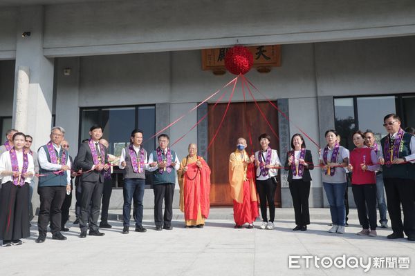 ▲全台首座佛寺台南竹溪禪寺，10日舉行重建落成大典，台南市長黃偉哲受邀擔任啟鑰貴賓，與全台百座佛寺、千名僧人及上千名護法善信一同慶賀古寺重建圓滿落成。（圖／記者林東良翻攝，下同）