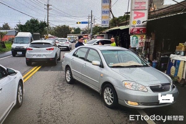 ▲74歲蔡姓女子駕駛自小客車衝入對向車道。（圖／平鎮警分局提供）