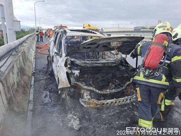 ▲▼國道1號五楊高架南向40.8公里林口路段發生一起自小客車起火事件。（圖／記者陳以昇翻攝）