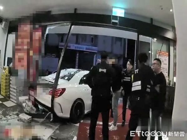 ▲▼客人不滿服務態度，羅東某KTV玻璃門遭車撞碎，更暴發5人打群架衝突事件。（圖／記者游芳男翻攝，下同）