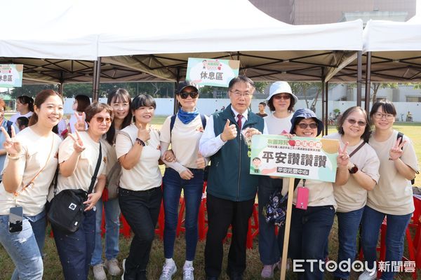 ▲台南市社會局，10日在市府西側廣場舉辦「友善育兒、幸福台南－113年托育人員及早療工作人員激勵營暨表揚活動」，現場約800名托育人員與早療工作人員共襄盛舉。（圖／記者林東良翻攝，下同）