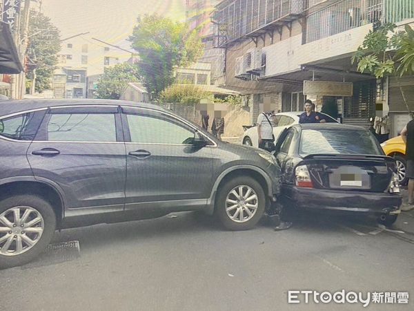 ▲台南市北區實踐街10日中午12時許，發生一起小客車不知何故倒車連續撞擊路邊停車、計程車及再撞大武街民宅鐵門，幸好無人員受傷。（圖／記者林東良翻攝，下同）