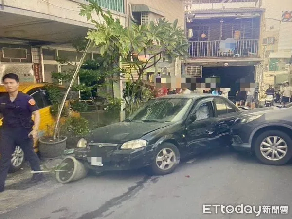 ▲台南市北區實踐街10日中午12時許，發生一起小客車不知何故倒車連續撞擊路邊停車、計程車及再撞大武街民宅鐵門，幸好無人員受傷。（圖／記者林東良翻攝，下同）