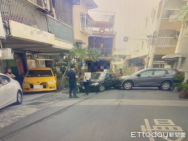 ▲台南市北區實踐街10日中午12時許，發生一起小客車不知何故倒車連續撞擊路邊停車、計程車及再撞大武街民宅鐵門，幸好無人員受傷。（圖／記者林東良翻攝，下同）