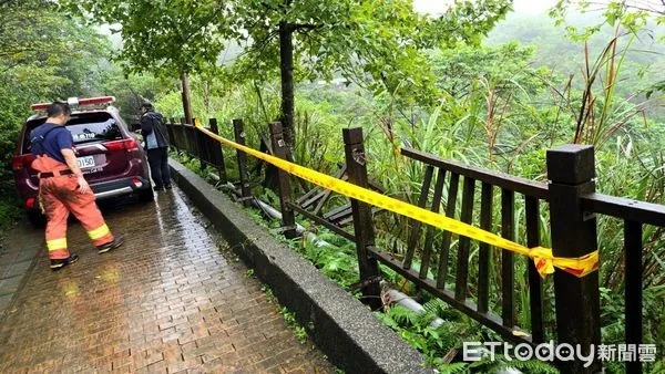 ▲▼瑞芳木製欄杆斷裂，女子摔落10m深山坡。（圖／記者郭世賢翻攝）