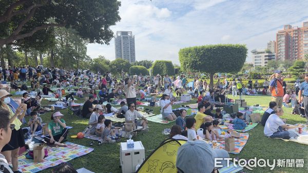 ▲▼台中人今天都在野餐！消防局搬出「繩索獨木橋」小孩狂放電。（圖／記者許權毅翻攝）