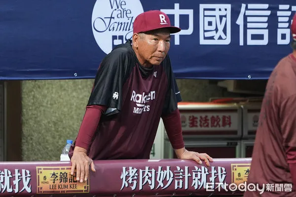 ▲▼12強官辦熱身賽，樂天桃猿總教練古久保健二。（圖／記者李毓康攝）