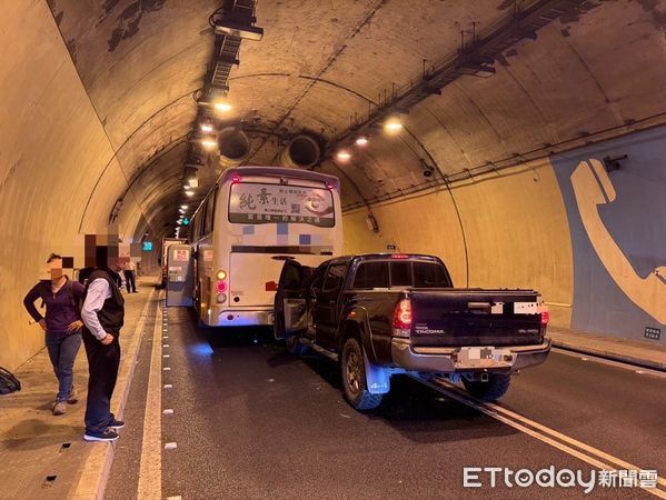 ▲國道6號埔里隧道西向發生4車追撞事故。（圖／記者高堂堯翻攝）