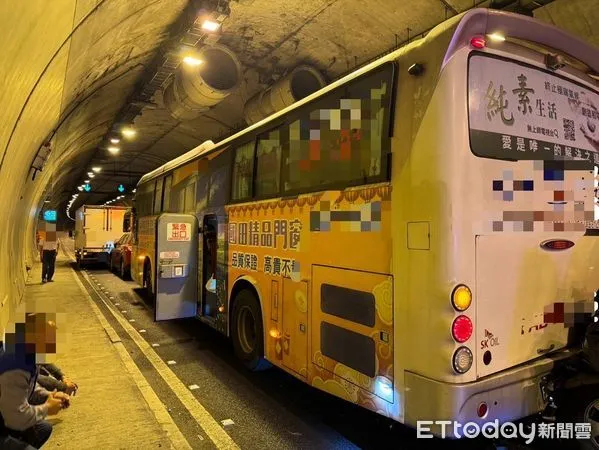 ▲國道6號埔里隧道西向發生4車追撞事故。（圖／記者高堂堯翻攝，下同）