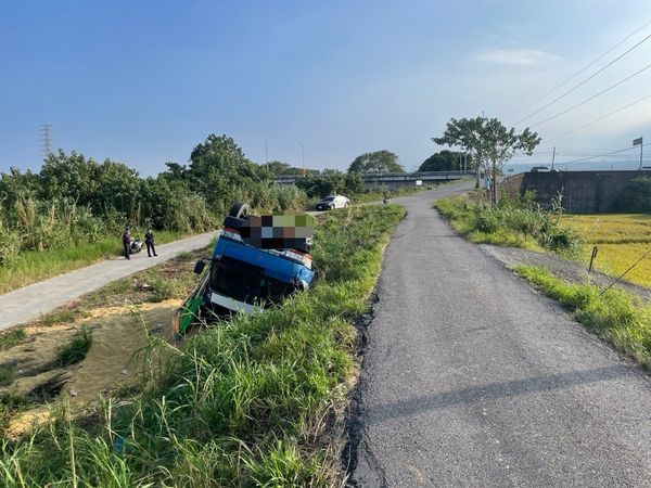 ▲彰化芬園鄉載穀車翻落邊坡，駕駛一度受困。（圖／記者唐詠絮翻攝）