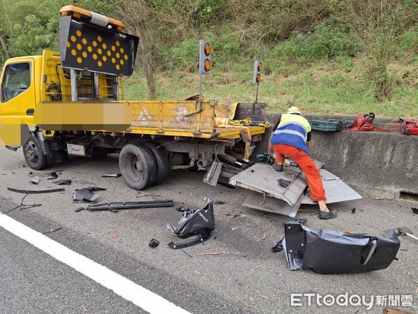 ▲國道1號頭屋段發生休旅車撞施工貨車後翻車，造成休旅車駕駛受傷送醫。（圖／記者楊永盛翻攝）