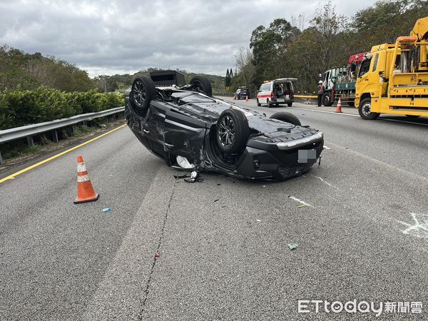 ▲國道1號頭屋段發生休旅車撞施工貨車後翻車，造成休旅車駕駛受傷送醫。（圖／記者楊永盛翻攝）