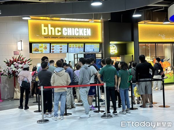 ▲▼「BHC炸雞大巨蛋店」開幕人潮。（圖／記者蕭筠攝）