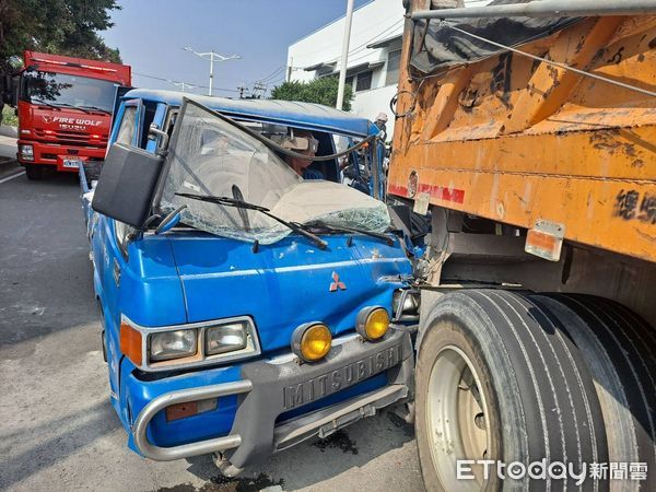 ▲▼高雄小貨車追撞砂石車！擋風玻璃毀損車頭變形　駕駛卡車內。（圖／記者吳世龍翻攝）