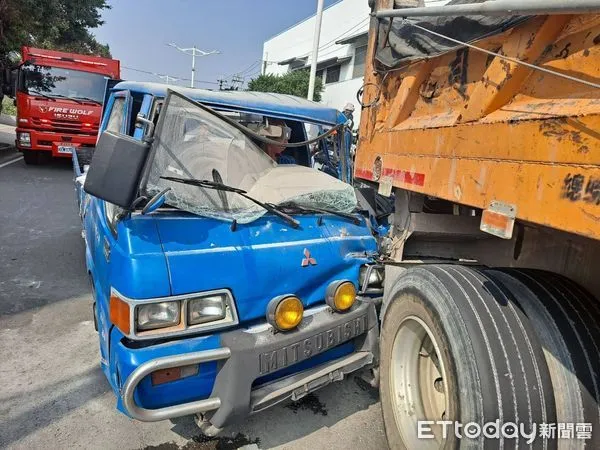 ▲▼高雄小貨車追撞砂石車！擋風玻璃毀損車頭變形　駕駛卡車內。（圖／記者吳世龍翻攝）