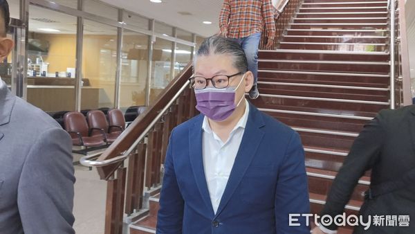 ▲▼鴻泰集團負責人林鴻南（戴眼鏡與紫色口罩）被妻子王婉玲指控強取3000萬元珠寶，11日首度到台北地院出庭不認罪。（圖／記者黃哲民攝）