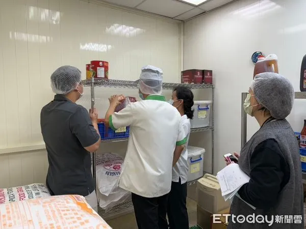 ▲▼             基隆市中山高中學生的午餐主菜「梅干扣肉」，被發現混有2公分針頭。（圖／記者郭世賢翻攝，下同）