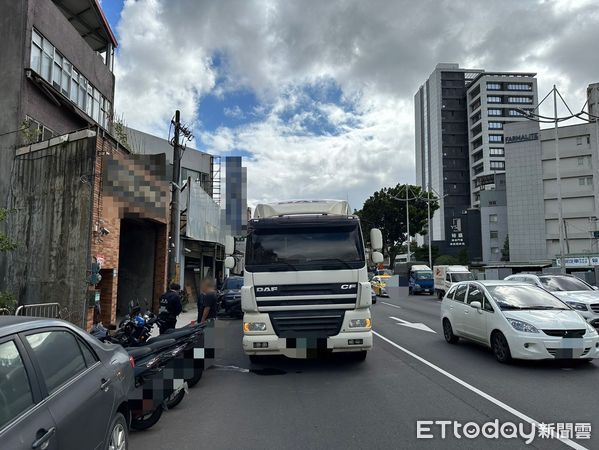 ▲北市士林區車禍，自行車女騎士遭輾斃。（圖／記者張君豪翻攝，下同）