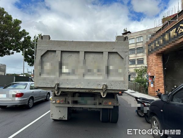 ▲北市士林區車禍，自行車女騎士遭輾斃。（圖／記者張君豪翻攝，下同）