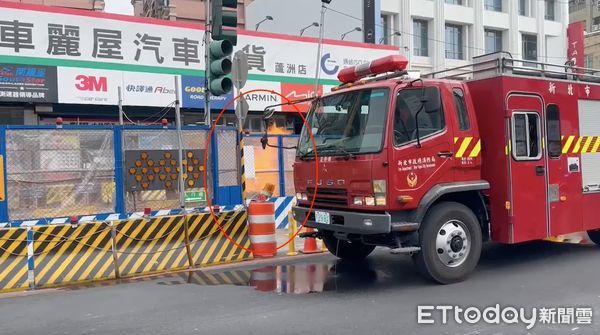 ▲▼捷運環狀線北環段蘆洲集賢路工地2月間發生瓦斯外洩引發大火，11月3日怪手挖斷電纜線引發爆炸聲及濃煙             。（圖／記者陳以昇翻攝）