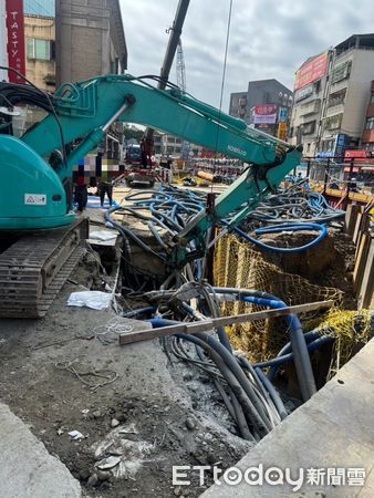 ▲▼捷運環狀線北環段蘆洲集賢路工地2月間發生瓦斯外洩引發大火，11月3日怪手挖斷電纜線引發爆炸聲及濃煙             。（圖／記者陳以昇翻攝）