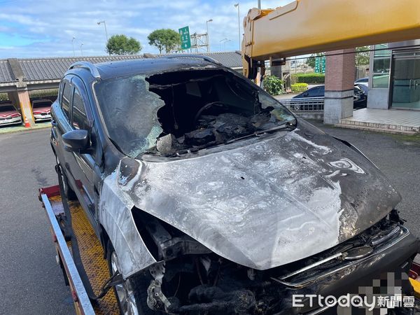 ▲▼黑色車火燒車，火勢猛烈，引擎室及車內幾近全毀、擋風璃玻也碎裂。（圖／記者游芳男翻攝，下同）