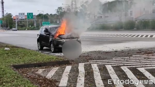 ▲▼黑色車火燒車，火勢猛烈，引擎室及車內幾近全毀、擋風璃玻也碎裂。（圖／記者游芳男翻攝，下同）