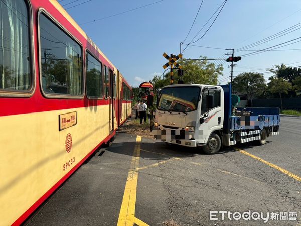 ▲▼貨車與阿里山小火車發生擦撞             。（圖／記者翁伊森翻攝）