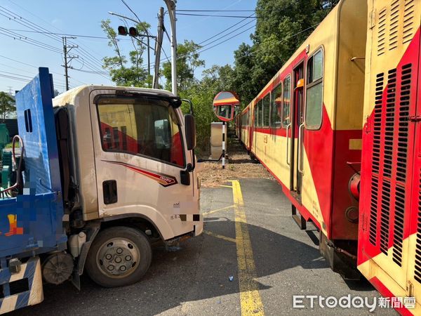 ▲▼貨車與阿里山小火車發生擦撞             。（圖／記者翁伊森翻攝）