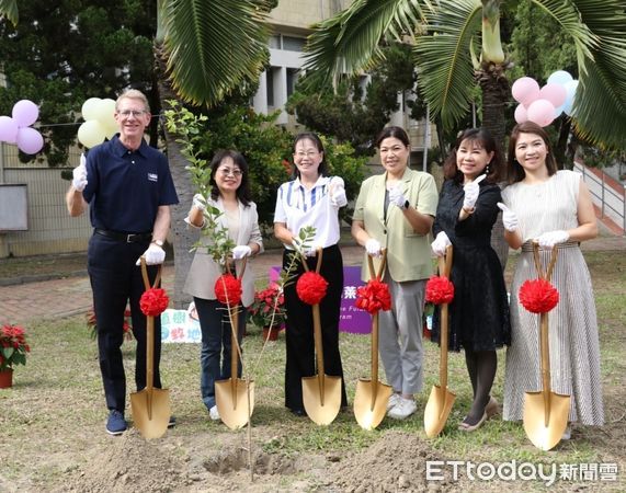 ▲學術交流基金會那原道執行長、雲林副縣長謝淑雅、教育副處長林慧容、虎尾國小校長洪孟真、會長平兆文連袂響應傅爾布萊特植樹倡議，在虎尾國小前庭種植「流蘇」樹。（圖／記者王悉宇翻攝）