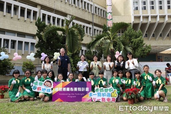 ▲學術交流基金會那原道執行長、雲林副縣長謝淑雅、教育副處長林慧容、虎尾國小校長洪孟真、會長平兆文連袂響應傅爾布萊特植樹倡議，在虎尾國小前庭種植「流蘇」樹。（圖／記者王悉宇翻攝）