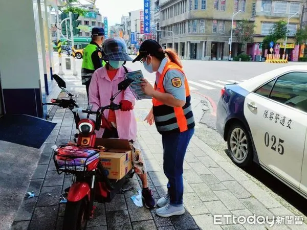 ▲稽查「微型電動二輪車」             。（圖／屏東監理站提供）