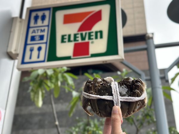 ▲▼7-11門市首賣鮮活大閘蟹！韓國麝香葡萄同步開賣　每串不到200元。（圖／業者提供）