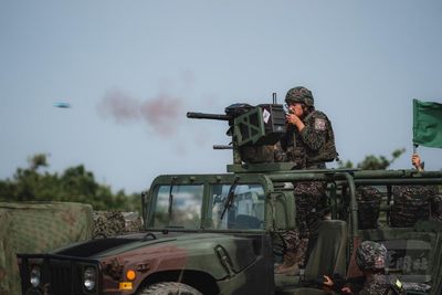 模擬敵軍來襲登陸作戰　海陸實彈射擊防衛