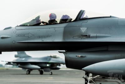 空軍戰術總驗收　F-16V空中纏鬥驅離敵機