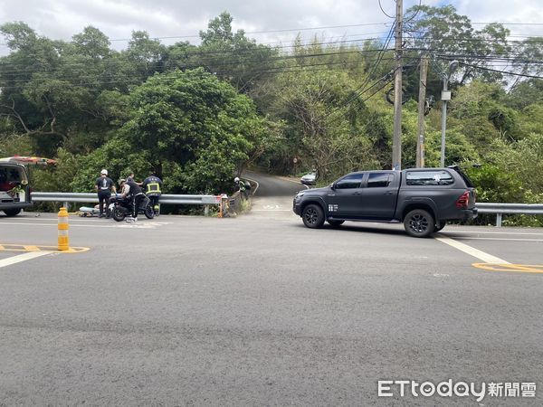 ▲台3線三灣鄉十股橋發生機車和皮卡車碰撞事故，騎士飛落約9公尺溪床，大腿骨折變形。（圖／記者楊永盛翻攝）