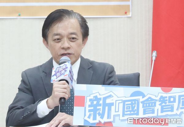 ▲▼羅智強 召開 7成民意反對大罷免 民進黨別亂 新國會智庫民調發布記者會  許宇甄 翁曉玲 莊伯仲教授。（圖／記者屠惠剛攝）