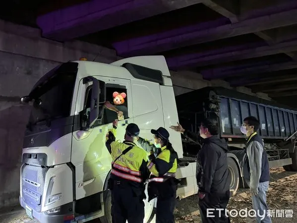 ▲▼ 嘉義台南夜間同步執行非法載運廢棄物攔查工作  。（圖／嘉義縣政府提供）