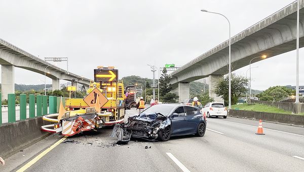 ▲國一南下楊梅路段今天清晨6時許發生自小客車撞擊緩撞工程車事故，造成車頭嚴重毀損。（圖／國一警察大隊提供）