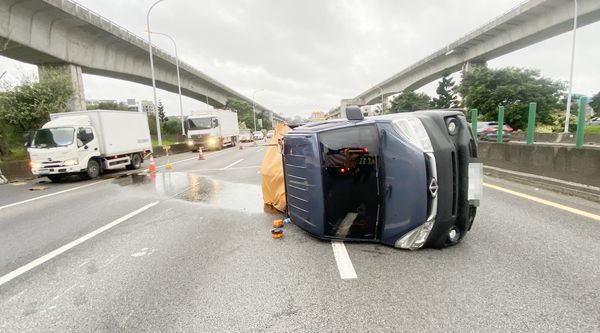 ▲國一南下楊梅路段今天清晨6時許發生自小客車撞擊緩撞工程車事故，還波及另一輛小貨車翻覆。（圖／國一警察大隊提供）