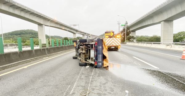 ▲國一南下楊梅路段今天清晨6時許發生自小客車撞擊緩撞工程車事故，警方到場處理。（圖／國一警察大隊提供）