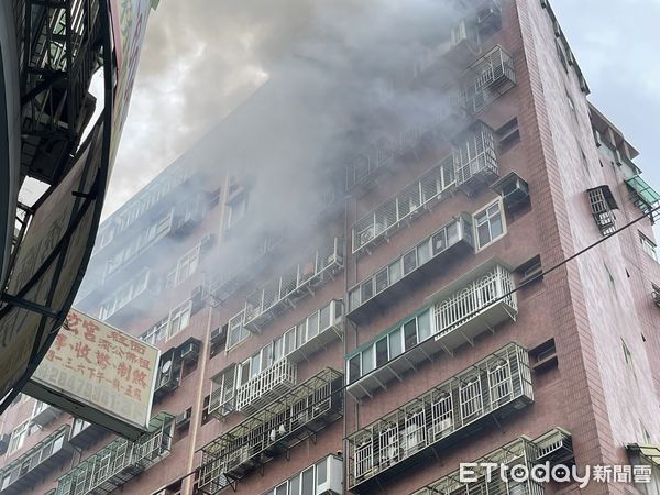 ▲蘆洲台企銀大樓火警。（圖／記者戴上容翻攝，下同）