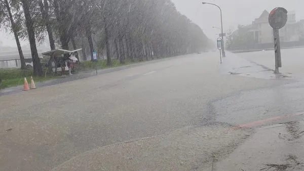 ▲▼宜蘭出現劇烈降雨，運動公園四維路全段淹水。（圖／翻攝臉書社團「宜蘭知識+」）