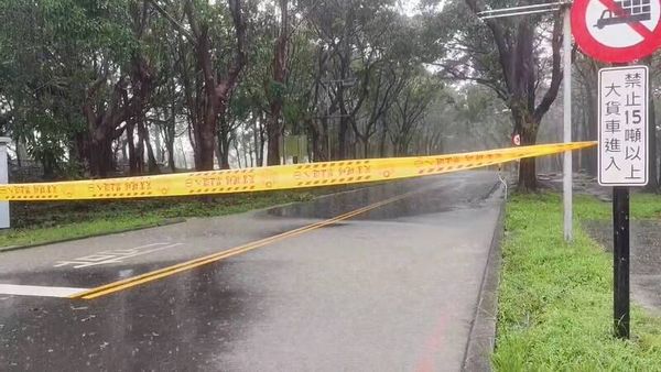 ▲▼宜蘭暴雨如「用倒的」，羅東運動公園四維路四周路面大淹水。（圖／北成里長羅暳鎂提供，下同）