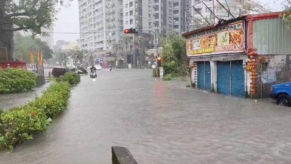 ▲▼宜蘭暴雨如「用倒的」，羅東運動公園四維路四周路面大淹水。（圖／北成里長羅暳鎂提供，下同）